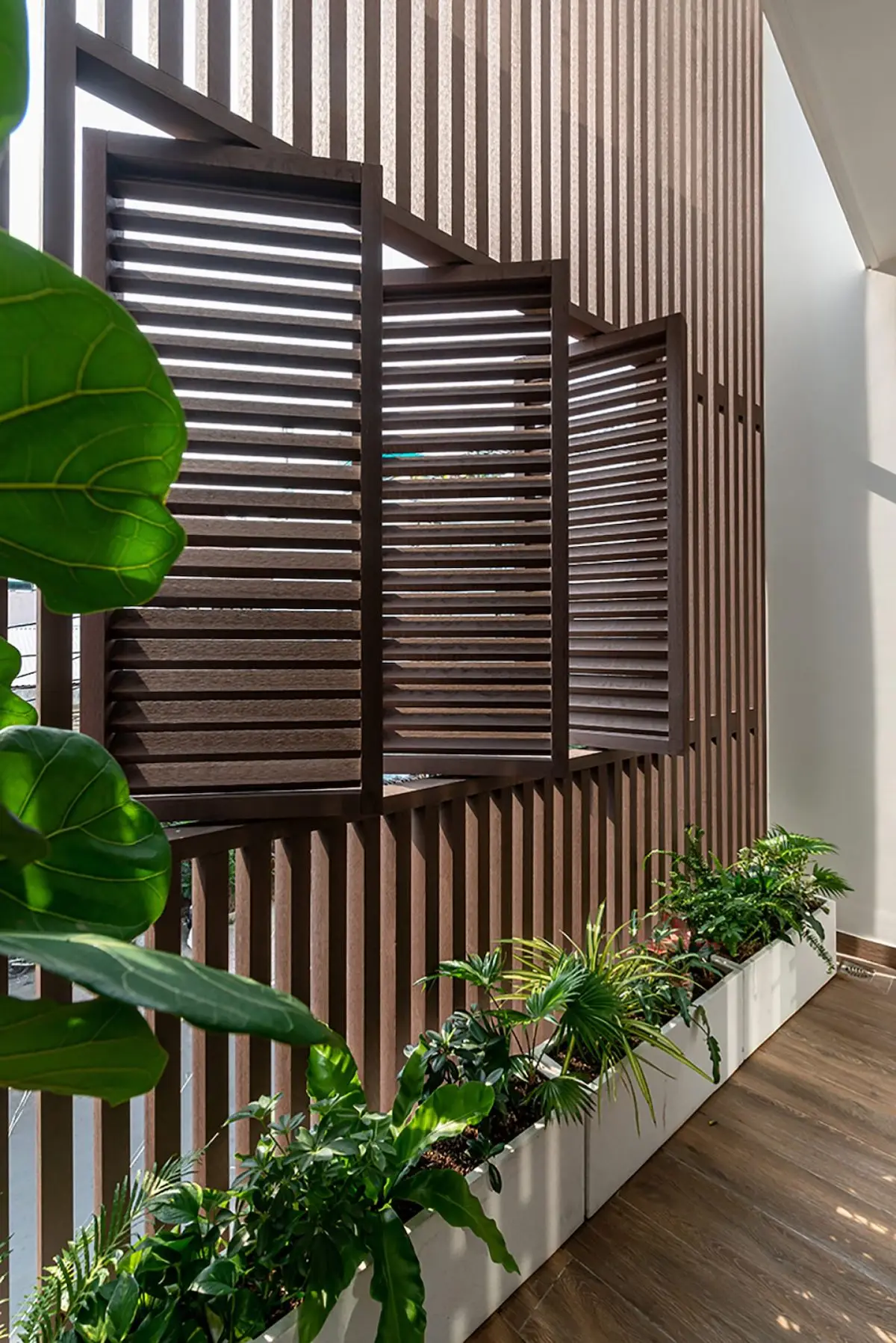 Nắng chiều gắt chiếu cửa chính hướng Tây