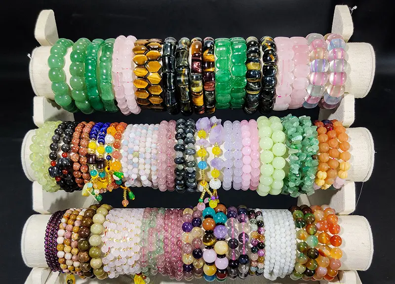 Khám Phá Ý Nghĩa Vòng Phong Thủy: Năng Lượng Cân Bằng Cuộc Sống 6 Vòng đá phong thủy đẹp, đủ màu sắc, kiểu dáng.