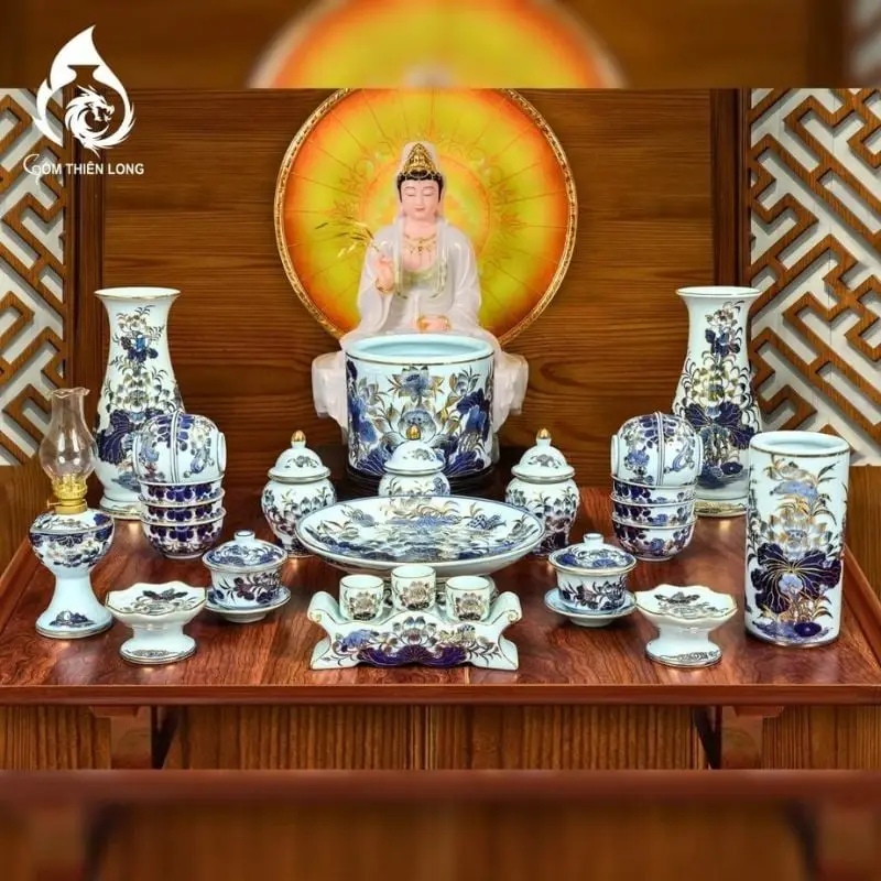 Kỷ chén đồng thờ cúng sáng bóng trên bàn thờ.