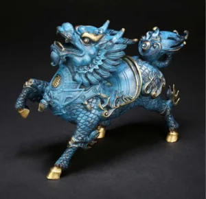 Tượng Kỳ Lân đồng trên bàn làm việc.