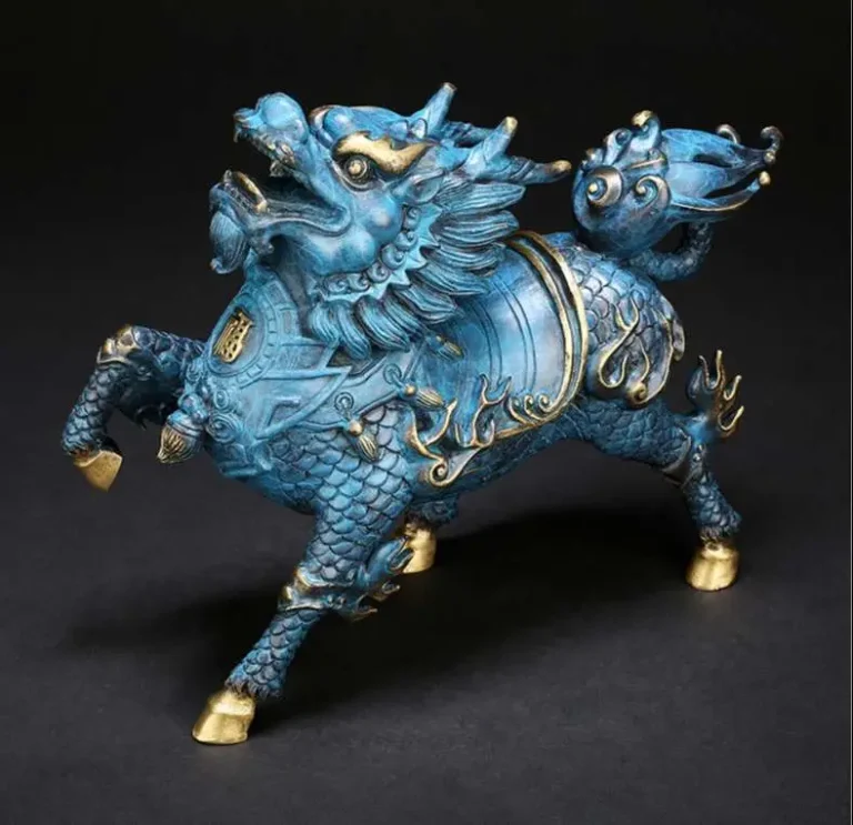 Tượng Kỳ Lân đồng trên bàn làm việc.