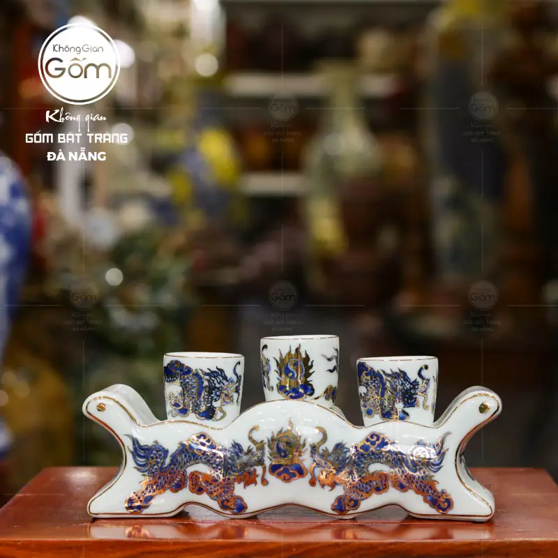 Bố Cục Ngai Chén Đồng Trên Bàn Thờ Gia Tiên Đúng Chuẩn Mực 4 Bộ Ngai Chén Đồng Họa Tiết Phúc Lộc Thọ