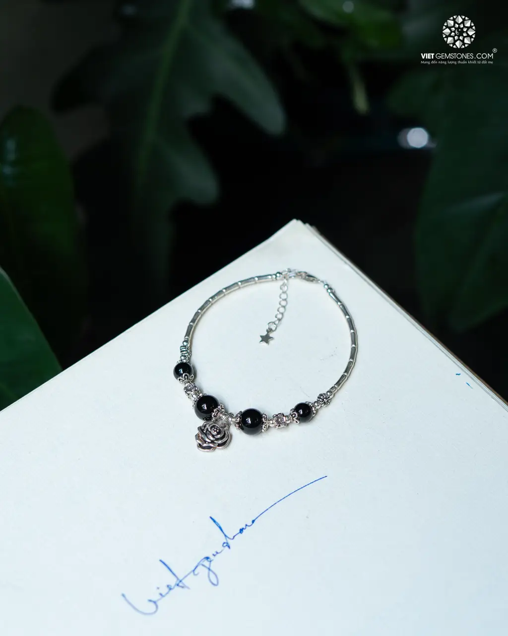 Vòng Obsidian Mệnh Thủy: Khai Mở Năng Lượng Tích Cực 6 Lắc tay Obsidian charm bạc phong cách.