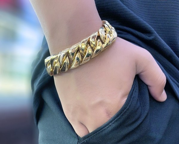 Đàn ông công sở tự tin đeo vòng vàng 18K.