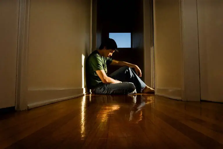 Ám ảnh truy đuổi: Áp lực, nỗi sợ hãi.