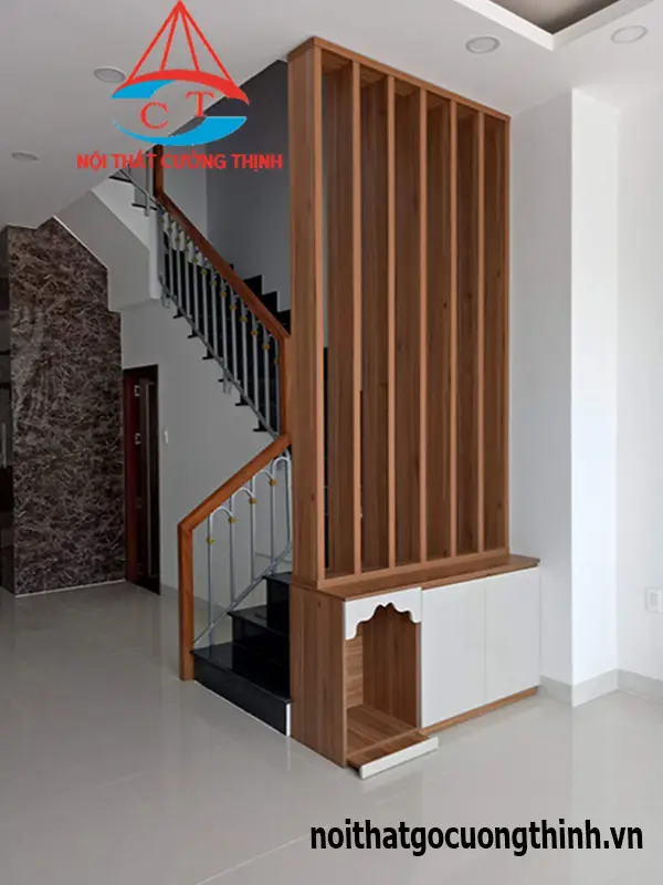 Thiết kế vách ngăn bàn thờ cầu thang đẹp