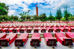 Nghĩa trang bình yên dưới nắng chiều