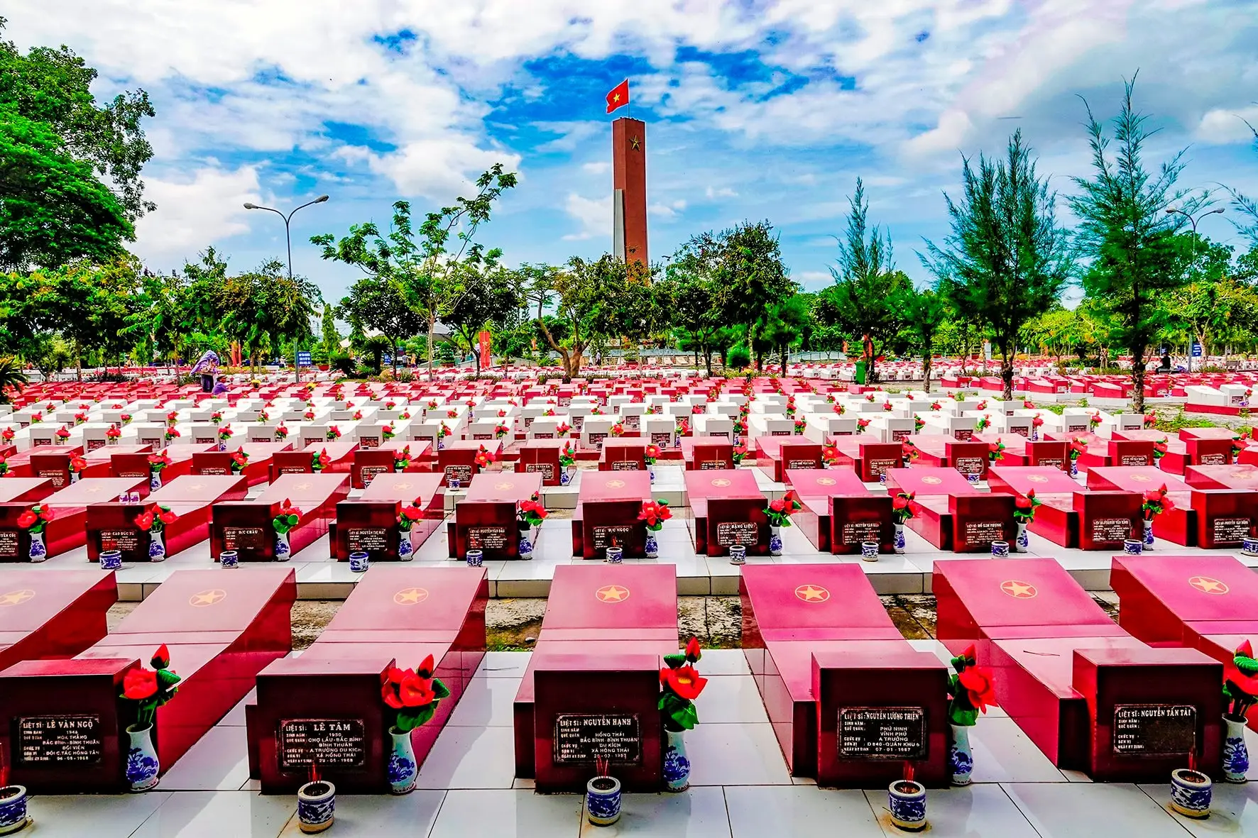 Nghĩa trang bình yên dưới nắng chiều