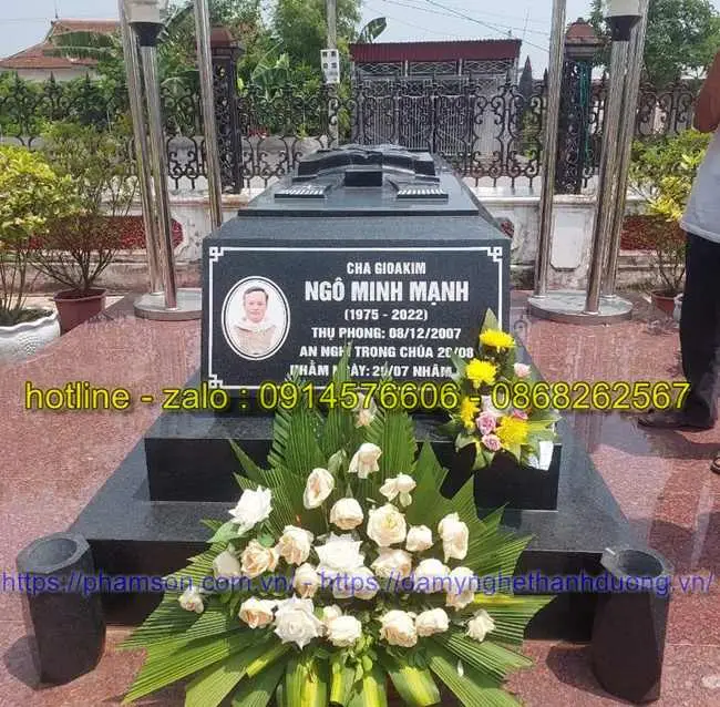 Ngôi mộ sạch sẽ, hoa tươi trang trọng.