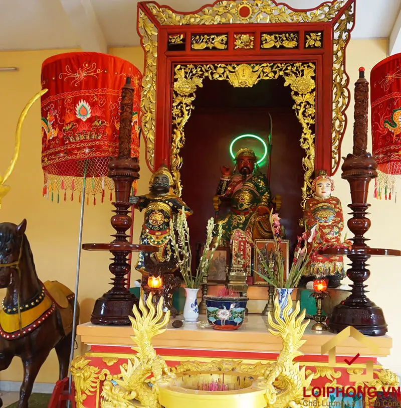Bàn thờ Quan Công với các vật phẩm thờ cúng được sắp đặt ngay ngắn.