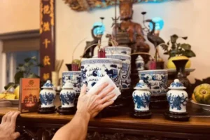 Quy trình thắp hương và lau dọn bàn thờ