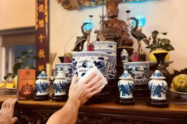 Hóa Giải Bàn Thờ Có Gián: Chuẩn Mực Bố Cục Và Nghi Lễ Trang Nghiêm 4 Quy trình thắp hương và lau dọn bàn thờ