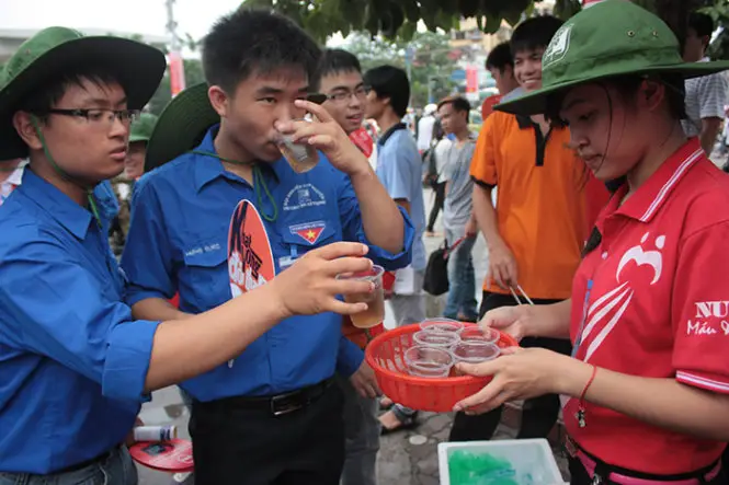 Trao tiền, sẻ chia và lòng nhân ái.