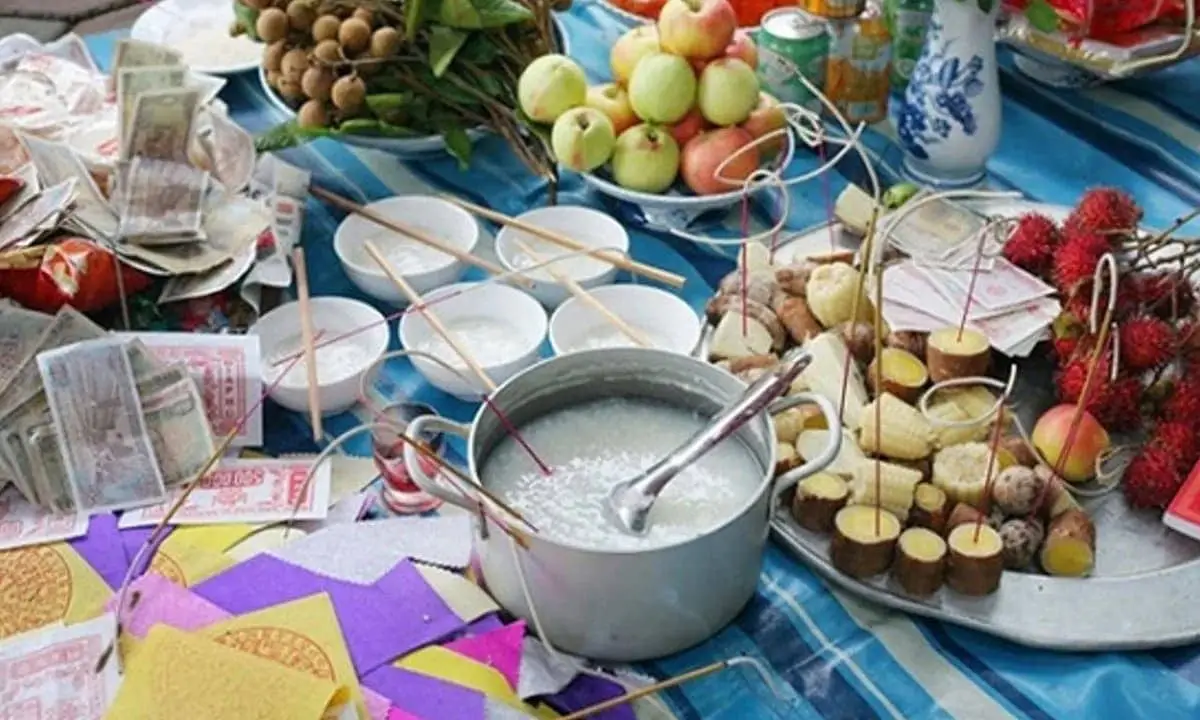 Mâm cúng chúng sinh chay ngoài trời với cháo