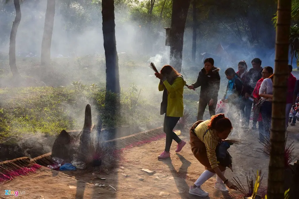 Nghi Thức Và Bố Trí Bộ Ngũ Sự Đồng Chuẩn Mực Gia Tiên 4 Đỉnh đồng khói hương nghi ngút linh thiêng