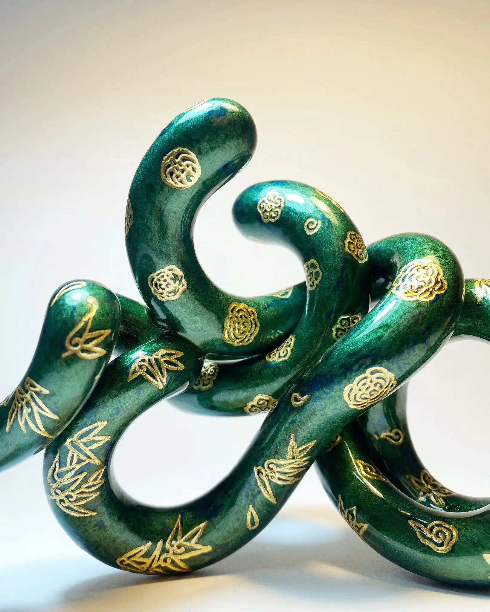 Nằm Mơ Thấy 2 Con Rắn Quấn Nhau: Giải Mã Điềm Báo Cuộc Sống 3 Rắn biểu tượng: Nghệ thuật, văn hóa, tâm linh.