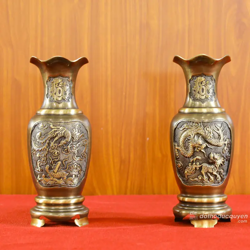 Cặp bình hoa đồng trên bàn thờ gia tiên