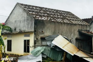 Ngôi nhà bên nước xoáy cuộn xiết.