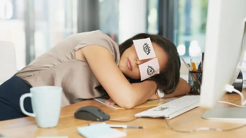 Người suy tư giấc mơ tại văn phòng.