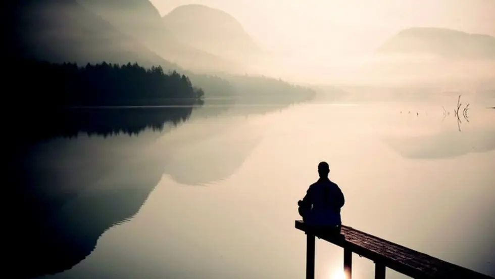 Giải Mã Giấc Mơ Thấy Colosseum: Điềm Báo Nào Đang Chờ Đón Bạn? 7 Người đang suy ngẫm trong tĩnh lặng.