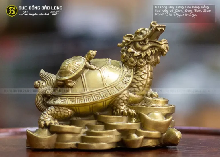 Tượng Long Quy cõng con bằng đồng trên bàn làm việc.