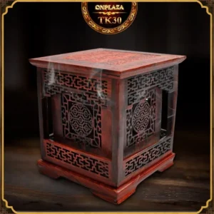 Lư hương gỗ chạm khắc tinh xảo.