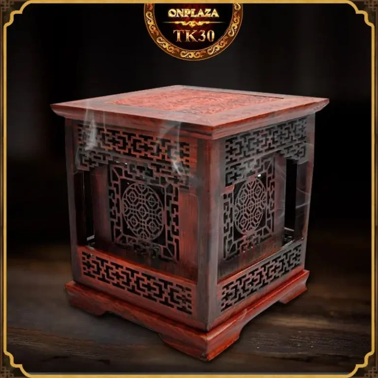 Lư hương gỗ chạm khắc tinh xảo.