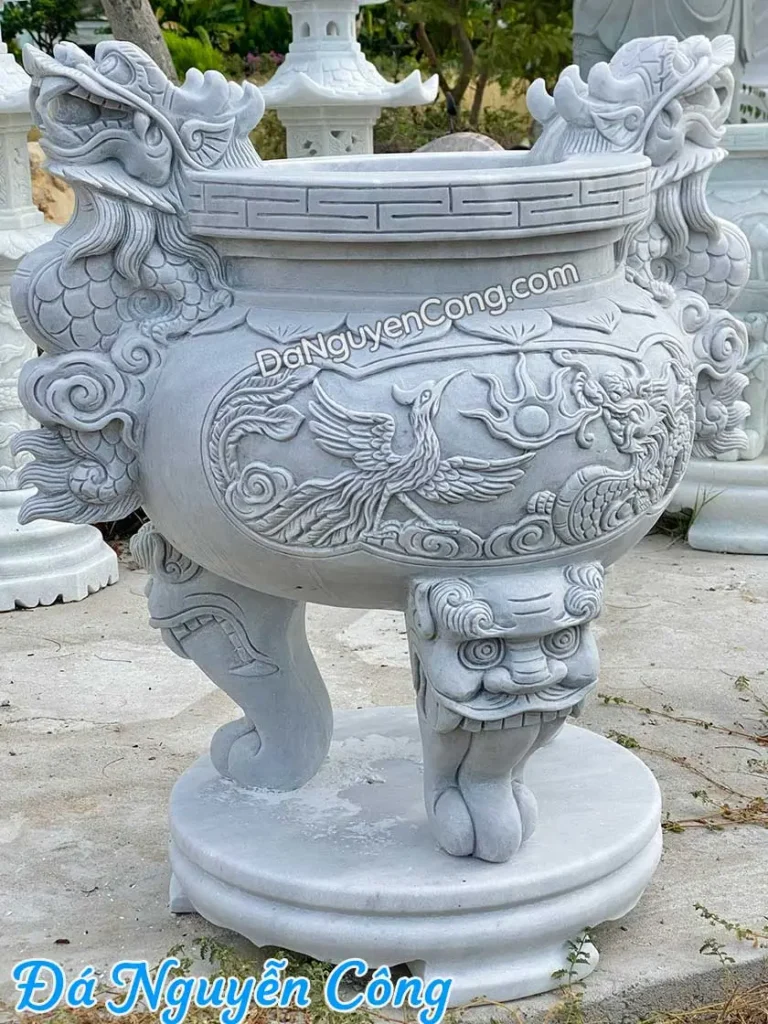 Lư hương đá chạm khắc rồng phượng sen tinh xảo.