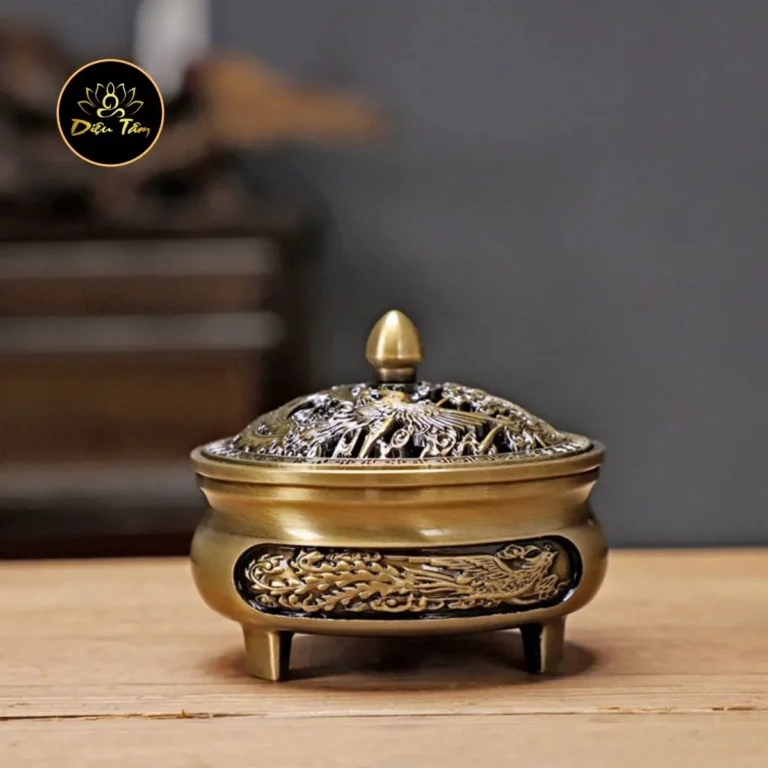 Sắp Đặt Lư Hương Trên Bàn Thờ: Chuẩn Mực Và Tâm Linh Gia Đạo 2 Lư hương đồng đẹp khói trầm bàn thờ