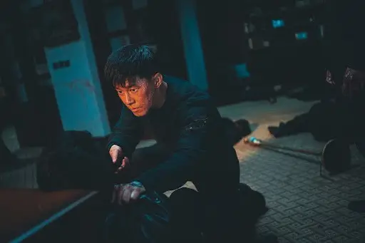 Nằm Mơ Bị Đánh: Giải Mã Điềm Báo Và Hướng Hóa Giải An Yên 6 Người bị bóng tối vây hãm.