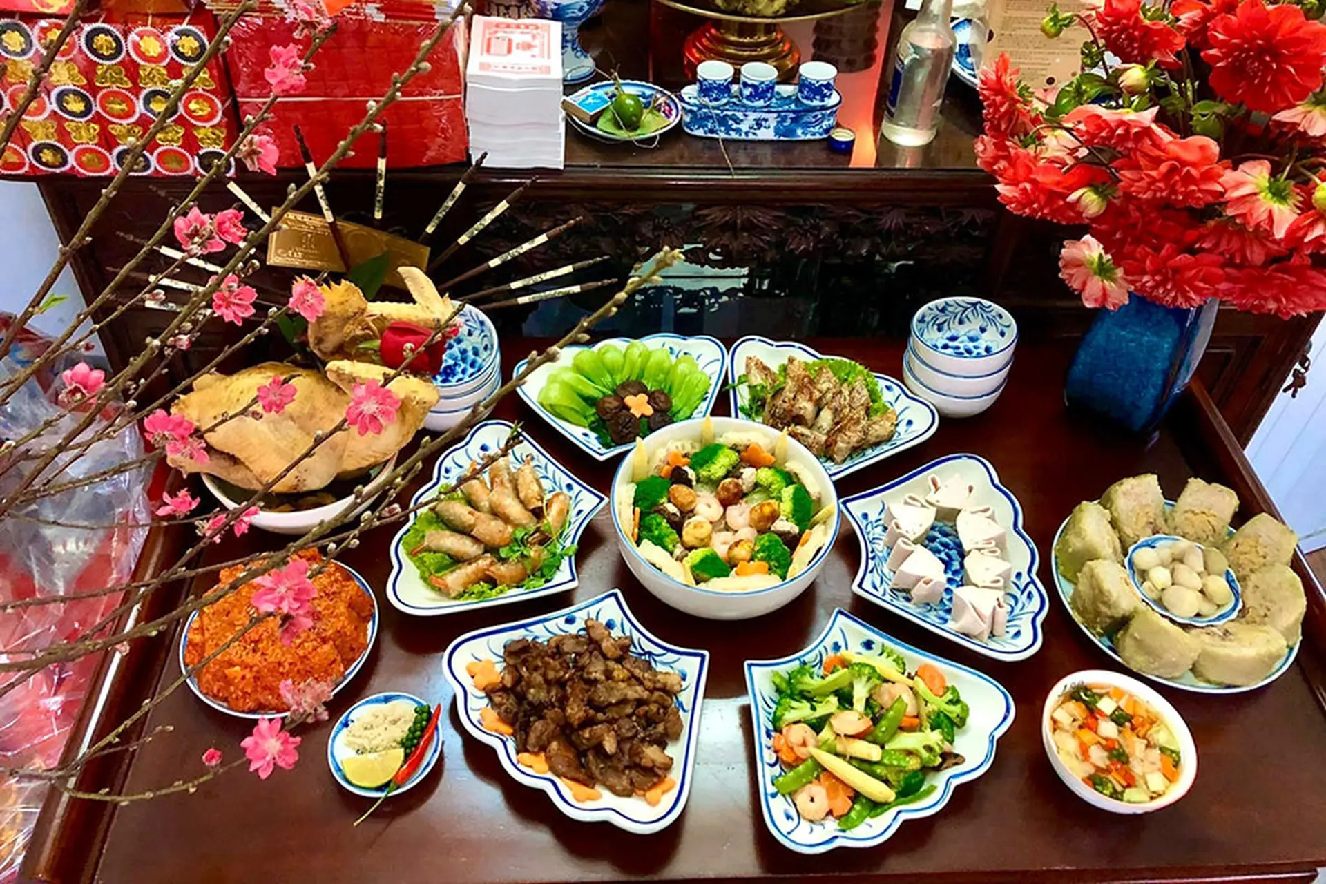 Cỗ mặn cúng gia tiên trang trọng, thịnh soạn.