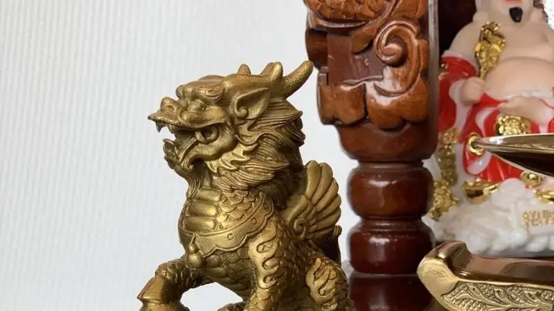 Kỳ Lân Đá Quý Chính Hãng: Chìa Khóa Hóa Giải Phong Thủy, Thu Hút Tài Lộc Và Bình An Vững Chãi 7 Master hướng dẫn Kỳ Lân phong thủy với la bàn.