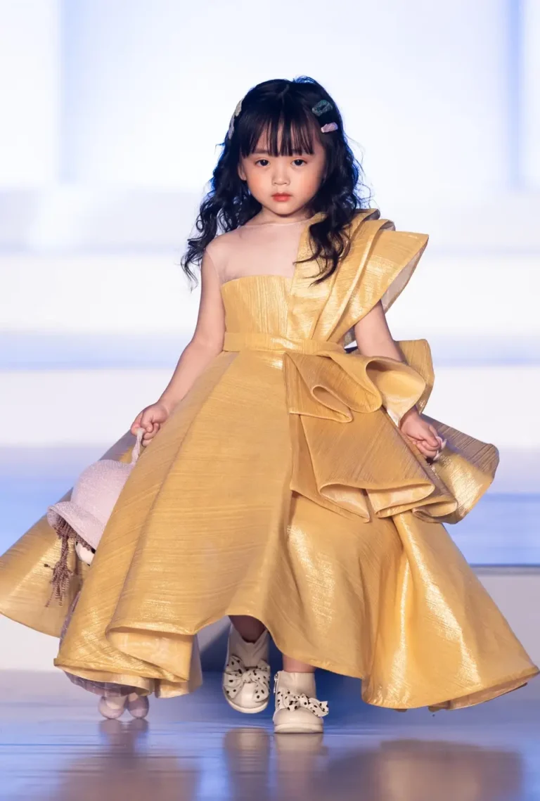 Người mẫu tự tin sải bước trên sàn catwalk lộng lẫy.