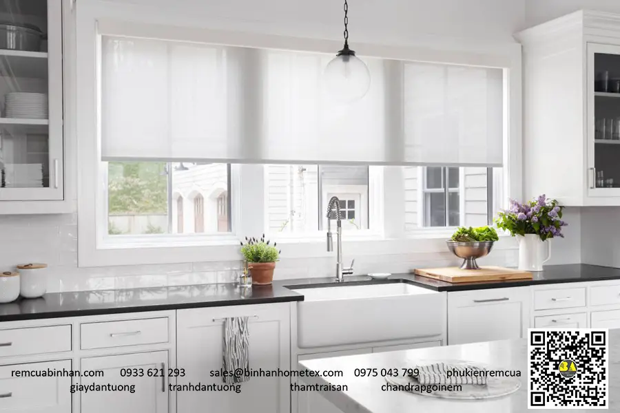 Rèm bếp tinh tế: màu sắc và chất liệu.