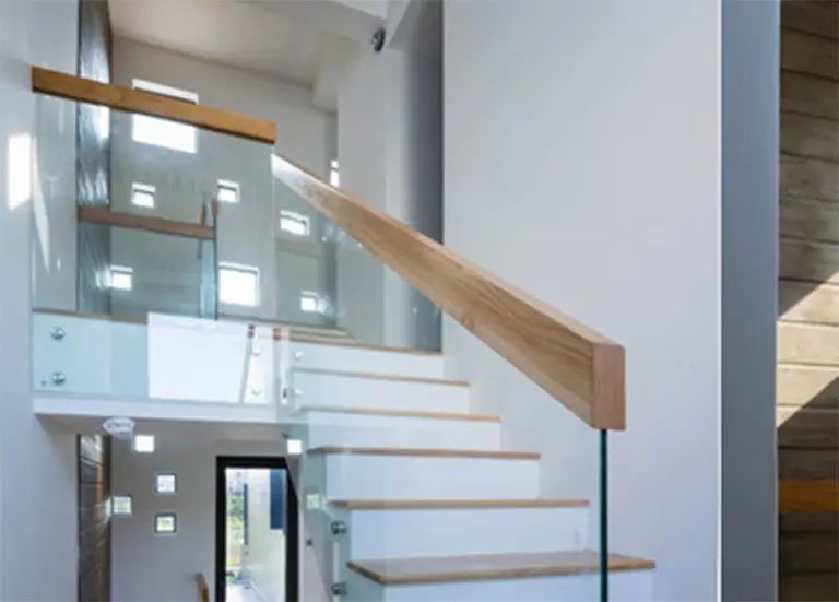 Cầu thang sáng sủa và sạch sẽ.