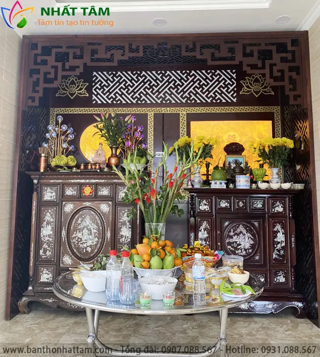 Giải Mã Giấc Mơ Nằm Mơ Thấy Đi Chùa Thắp Nhang: Điềm Báo & Hóa Giải 6 Bàn thờ gia tiên trang nghiêm, khói hương.