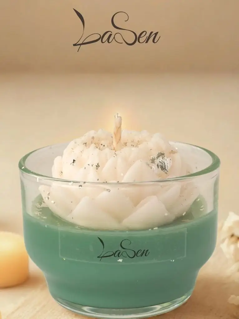 Nến trắng, hoa sen bàn thờ thanh tịnh.