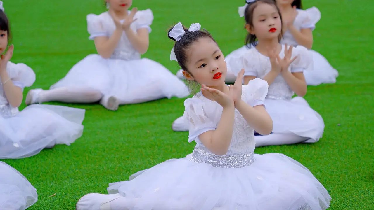 Bí Quyết Đặt Tên Con Sinh Năm 2026 Hợp Mệnh Ngũ Hành Chuẩn Chỉnh 6 Bé trai tươi cười trong vòng tay bố mẹ.