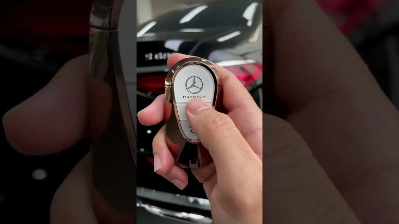 Giải Mã Giấc Mơ Thấy Maybach: Điềm Báo Tài Lộc Hay Thử Thách? 6 Bàn tay cầm chìa khóa Maybach, thành phố mờ.