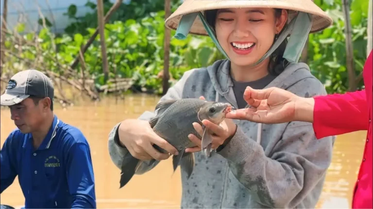 Bắt cá vui vẻ bên hồ nước trong xanh