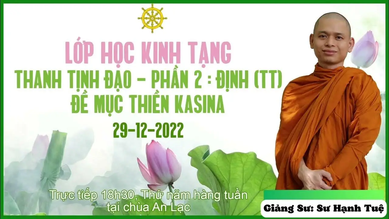 Thầy chùa giảng đạo trong không gian thanh tịnh.