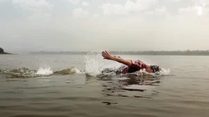 Người bơi kiên cường chinh phục dòng sông.