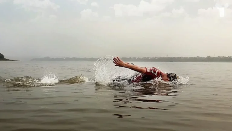 Người bơi kiên cường chinh phục dòng sông.