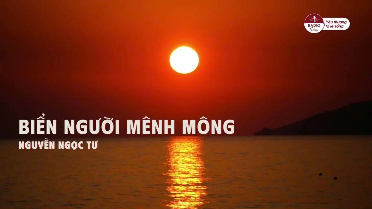 Giải Mã Giấc Mơ Thấy Nước Biển: Thông Điệp Sâu Sắc Từ Vô Thức 4 Người trầm tư nhìn biển cả mênh mông.