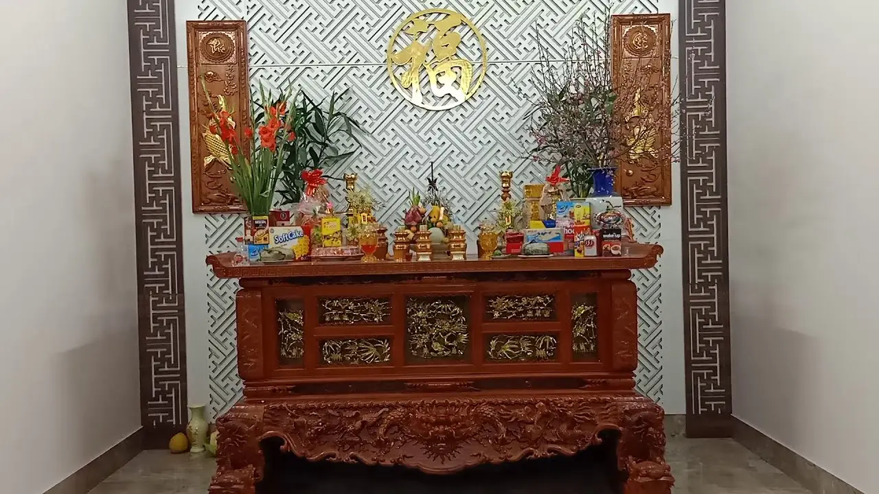 Bố cục bàn thờ gia tiên chuẩn, vị trí tranh cá chép.