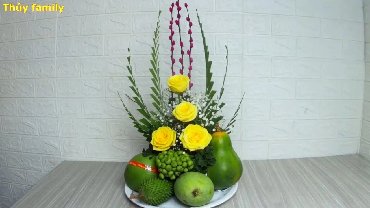 Mâm ngũ quả, bình hoa tươi trên bàn cúng.