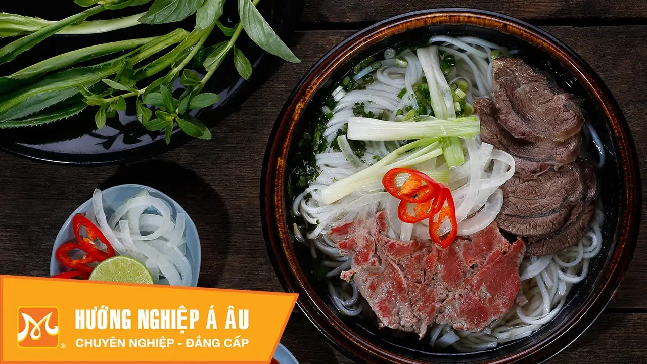Nghệ thuật nấu phở bò đầy tâm huyết.
