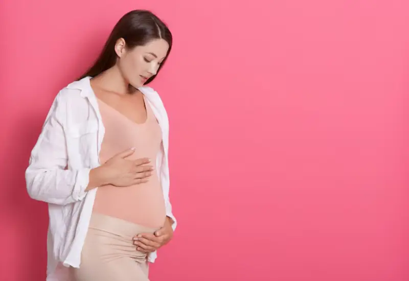 Mẹ bầu dịu dàng vuốt bụng, bình yên mong chờ.