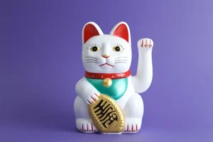 Mèo Maneki Neko cười may mắn cầm Koban