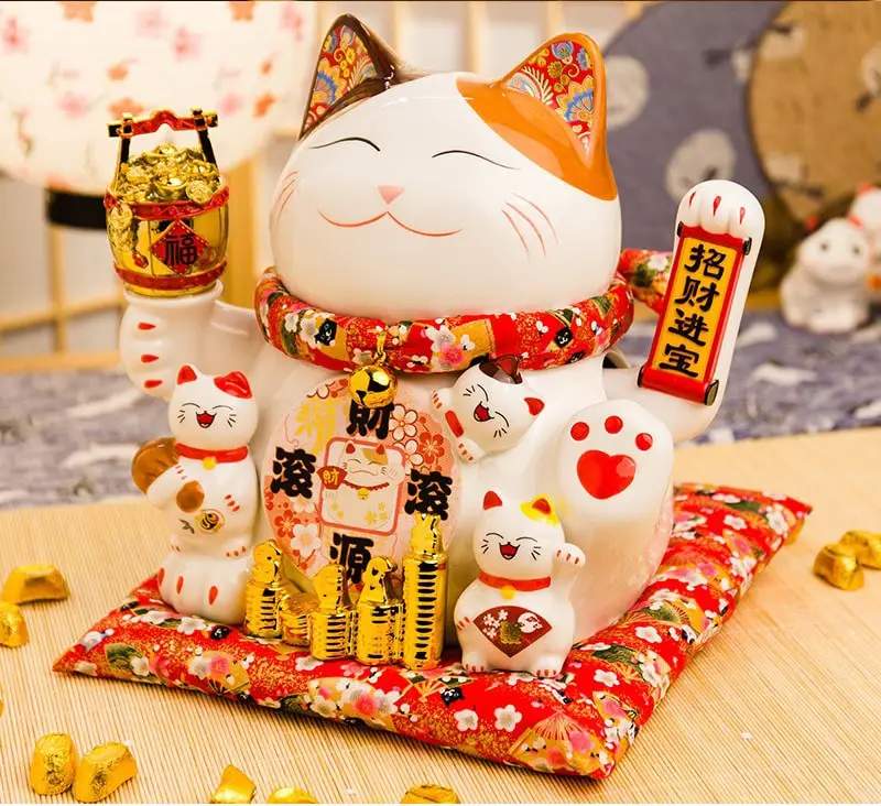 Mèo thần tài chạy pin: Hút tài lộc hay cần bố cục chuẩn mực tâm linh? 3 Maneki-neko truyền thống và Mèo Thần Tài pin.